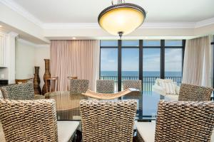 Χώρος καθιστικού στο Phoenix West 2209 condo