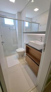 ein Badezimmer mit Toilette, Waschbecken und Dusche in der Unterkunft Apto Novo próximo Maria Fumaça in Bento Gonçalves