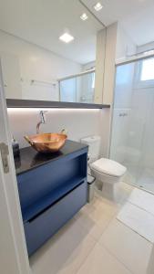 ein Badezimmer mit einem Waschbecken und einem WC in der Unterkunft Apto Novo próximo Maria Fumaça in Bento Gonçalves