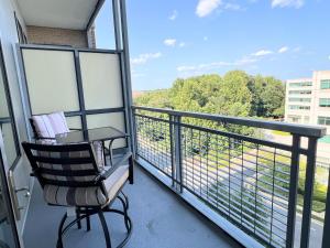 einen Stuhl auf einem Balkon mit Aussicht in der Unterkunft The Crestwood Loft 2BR 3Beds in Odricks Corner