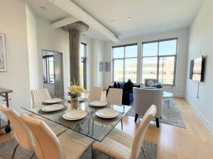 ein Esszimmer und ein Wohnzimmer mit Tisch und Stühlen in der Unterkunft The Crestwood Loft 2BR 3Beds in Odricks Corner