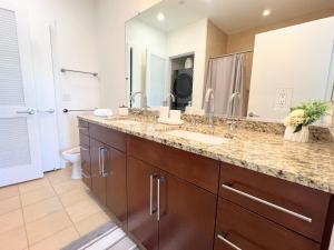 ein Badezimmer mit zwei Waschbecken und einem großen Spiegel in der Unterkunft The Crestwood Loft 2BR 3Beds in Odricks Corner + 34 Fotos