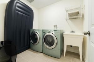 Fotografie z fotogalerie ubytování Central & Cozy 2BR Townhome with Free Parking, WiFi, Full Kitchen, Laundry, Steps to Strip Plaza & 5 Min Drive to Innisfil Beach Park! Perfect for Work Trips, Family Travel & Couples! v destinaci Innisfil