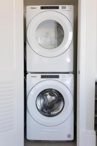 a washer and dryer in a room at Deja Blue in Baptist Hospital Heliport