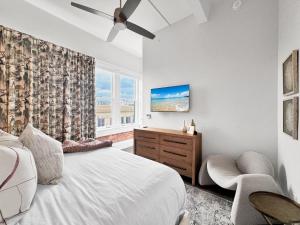 Un dormitorio con una cama y un ventilador de techo. en DeLuna Vista, en Baptist Hospital Heliport