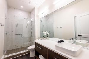 Ванная комната в Southern Comfort +16 фотографий