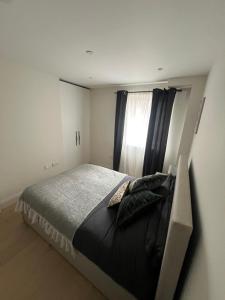 Ένα ή περισσότερα κρεβάτια σε δωμάτιο στο Relaxing and modern apartment