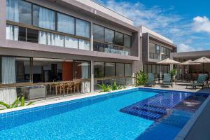 バーハ・グランデにあるSeu refúgio à poucos passos da Praia e da Vila!の建物の前のプール