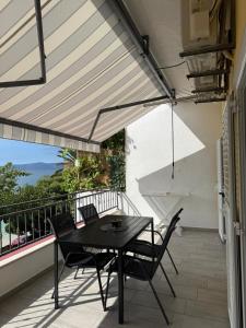 a patio with a table and chairs on a balcony at Apartment Marjana in Podgora