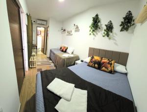 Cabanas do Rancho - Lazer & Eventos em São Roque في ساو روكي: غرفة نوم بها سرير وأريكة