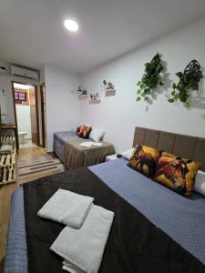 Cabanas do Rancho - Lazer & Eventos em São Roque في ساو روكي: غرفة معيشة بسريرين في غرفة