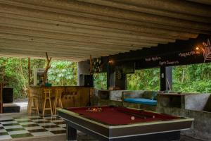 a pool table in the middle of a room at Jaba Jan Hostal in Palomino