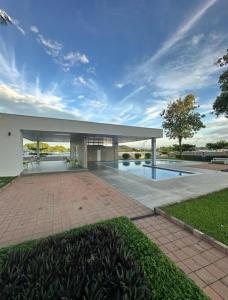 een groot huis met een zwembad in een tuin bij Chill House 