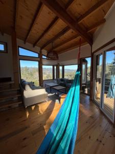 una hamaca en la sala de estar de una casa en Paz y tranquilidad en un bello entorno, en Buchupureo 14 fotos más