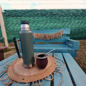 una bottiglia verde e una tazza su un tavolo di Miatello a Villa Nueva Altre 6 foto