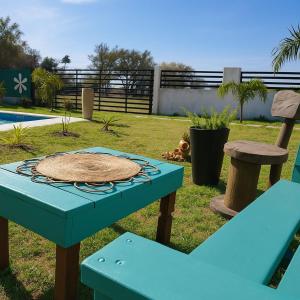 un tavolo da picnic con un piatto sopra di Miatello a Villa Nueva