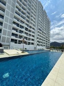 Bassein majutusasutuses Suite con Jacuzzi y vista al mar piso 13 või selle lähedal