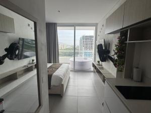 Voodi või voodid majutusasutuse Suite con Jacuzzi y vista al mar piso 13 toas