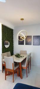 een eetkamer met een tafel en stoelen bij Ape Condomínio Club - pé na areia in Mongaguá