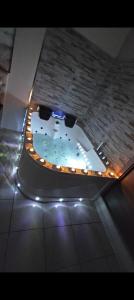 Un jacuzzi en una habitación con luces en el suelo. en Agata House, en Catania