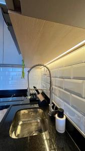 Kuchyň nebo kuchyňský kout v ubytování Apartamento luxuoso no Meireles