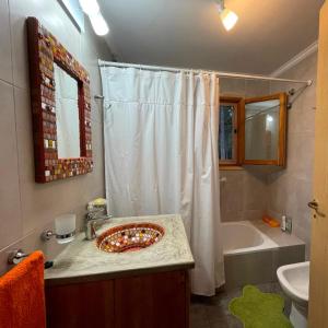 Un baño con lavabo, ducha y bañera. en Ranel Bolsón, en El Bolsón