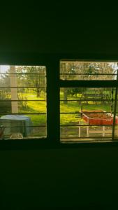 une fenêtre avec vue sur un bateau dans un champ dans l'établissement Casadearte, à Arana