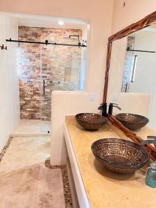 une salle de bains avec trois lavabos et une douche dans l'établissement Zihuatanejo Luxury Villa - Events & Vacations, à Zihuatanejo