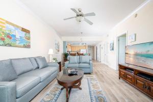 格尔夫海岸Crystal Shores West 807 condo的配有沙发和平板电视的客厅