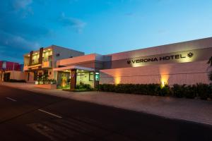 リメイラにあるLimeira Verona Hotelの通り側のホテルのある建物