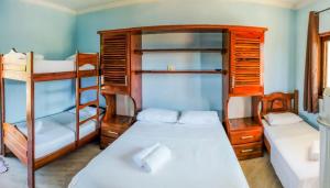 um quarto com dois beliches e uma cama em Hospedaria Vitória Mar em Ubatuba