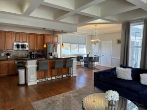 GlencarlynにあるGorgeous Spacious Home 5BR 9Beds with Private Parkingのソファとキッチンのあるリビングルーム