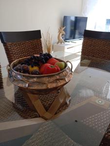 un bol de fruta en una mesa en una habitación en Mirante Monte e Mar, en Esposende