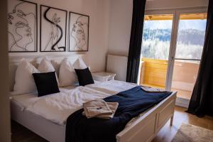 a bedroom with a bed and a window with a view at Vellach Lodge in Sittersdorf