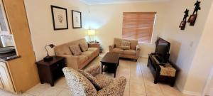 un soggiorno con un divano e una TV di # Pet Friendly # Overlooks Pool Sleeps Tons a South Padre Island