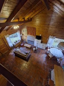 an overhead view of a living room in a cabin at La Casa de Ale in San Martín de los Andes
