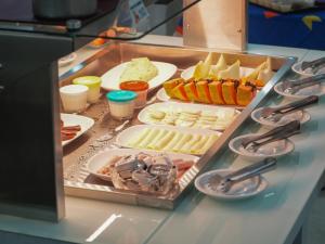 a buffet with different types of food on a counter at Velinn Pousada Remanso do Mar in Ubatuba