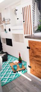 Η κουζίνα ή μικρή κουζίνα στο Alquila Camper Van EXPLORA TENERIFE +23 φωτογραφίες