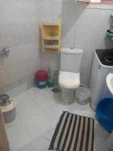 een kleine badkamer met toilet en wastafel bij Marseilia Resort 1 in Borg El Arab