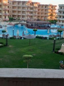 een groot zwembad in een groot appartementencomplex bij Marseilia Resort 1 in Borg El Arab