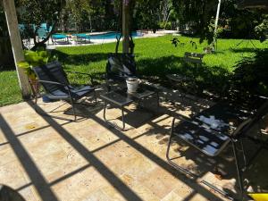 due sedie e un tavolo in un cortile di Garden Cottage Near Miami, Everglades & Florida Keys a Homestead