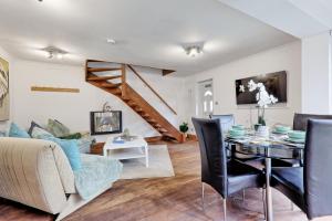 a living room with a table and a couch at Quirky 2-Bed Brentwood Home Near High St & Station - With Parking in Brentwood