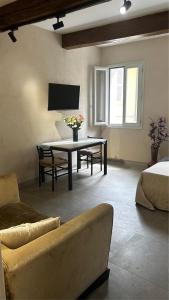 ein Wohnzimmer mit Tisch und Couch in der Unterkunft Smartroom Lula di Correggio in Correggio