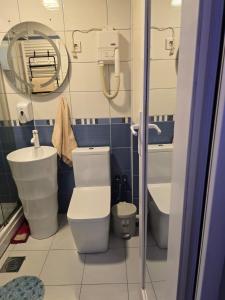 Koupelna v ubytování Pretty Modest Apartment + 7 fotografií