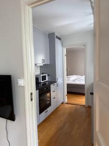 a kitchen with a microwave and a bed in a room at Romslig leilighet midt i Bergen sentrum - 3 store soverom! in Bergen +24 photos