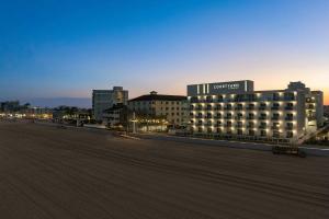 ein Gebäude, in dem nachts Licht in einer Stadt an ist in der Unterkunft Courtyard by Marriott Ocean City Oceanfront in Ocean City