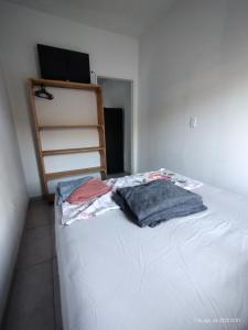 un lit avec deux oreillers dessus dans une chambre dans l'établissement Casa Beira Mar, à Parati