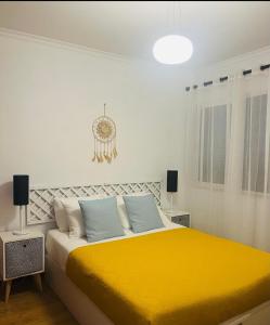 1 dormitorio con 1 cama amarilla en una habitación en Central Park Sea Views, en Santa Cruz