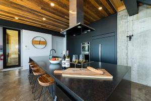 een keuken met een aanrecht met een bar met wijnglazen bij Chalet L'Eaurizon Charlevoix in La Malbaie +51 foto's