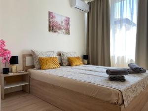 ein Schlafzimmer mit einem großen Bett und einem Fenster in der Unterkunft Barceló Apartment Velingrad in Welingrad + 49 Fotos